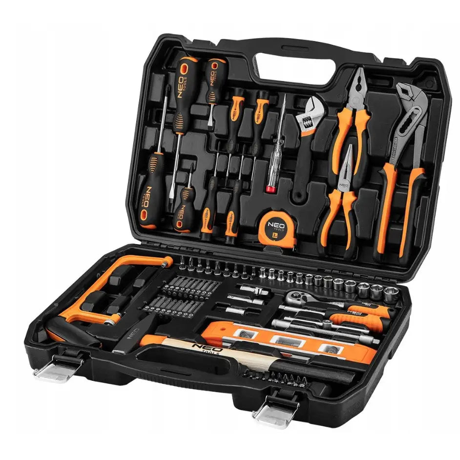 Verktøysett Neo, åpen sort plastkoffert med oransje håndverktøy som skrutrekkere, tang og hammer.