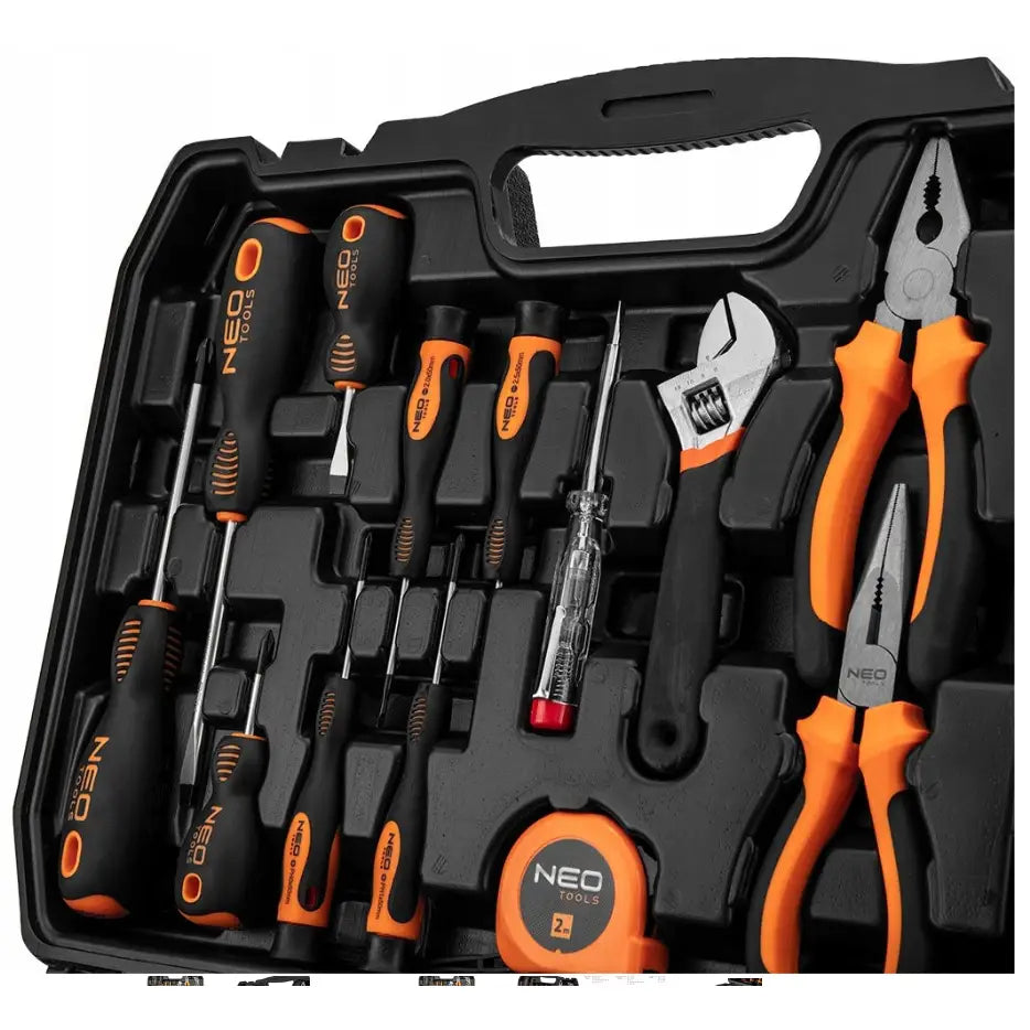 Verktøysett med oransje og sorte håndtak, skrutrekkere, tang og målebånd organisert i åpen sort koffert.