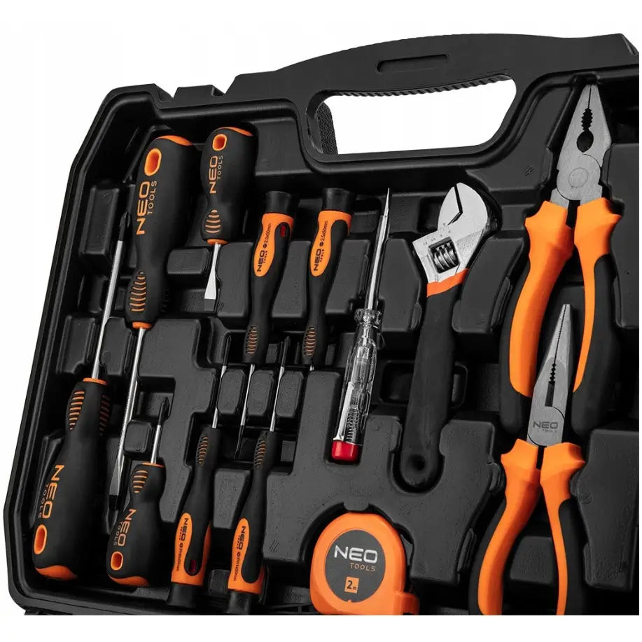 Verktøysett Neo, sort koffert sett ovenfra med oransje og svarte håndtak på skrutrekkere, tang og målebånd.