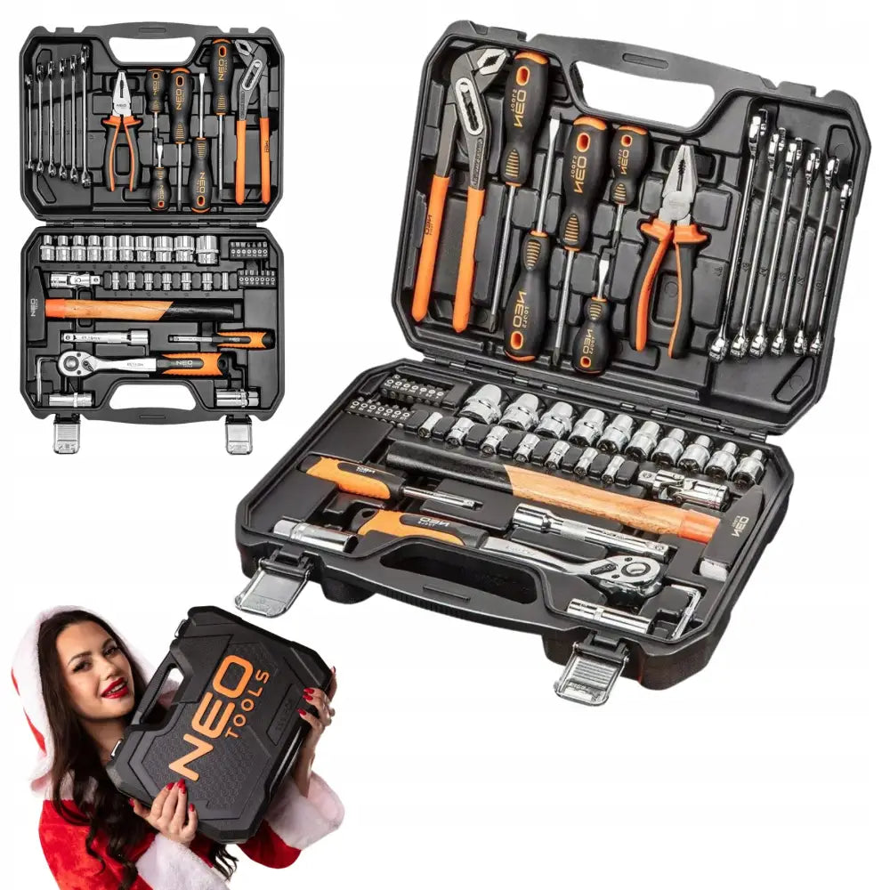 Verktøysett Neo Universal, åpen sort koffert med oransje håndverktøy, holdt av kvinne nederst til venstre.