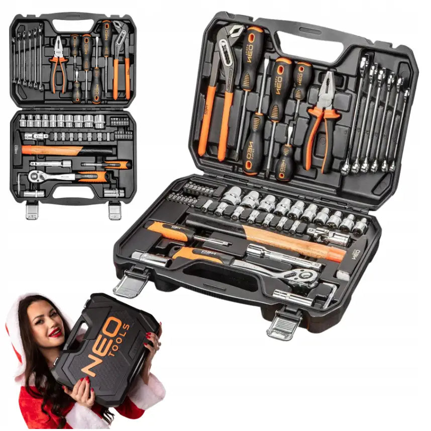 Verktøysett Neo Universal, åpen sort koffert med 56 deler og kvinne i nissedrakt som holder settet.