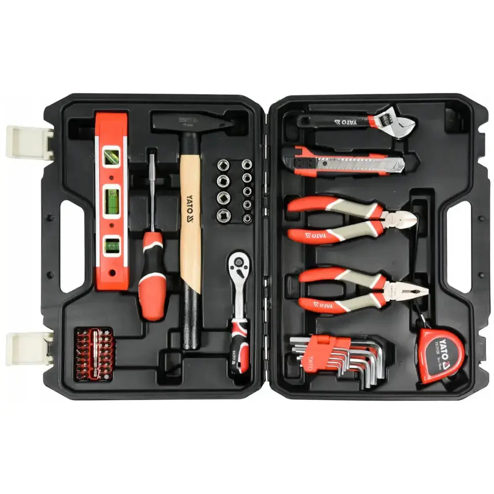 Verktøysett YATO med 60 deler, åpen sort koffert som viser sortert håndverktøy i rødt og metall.