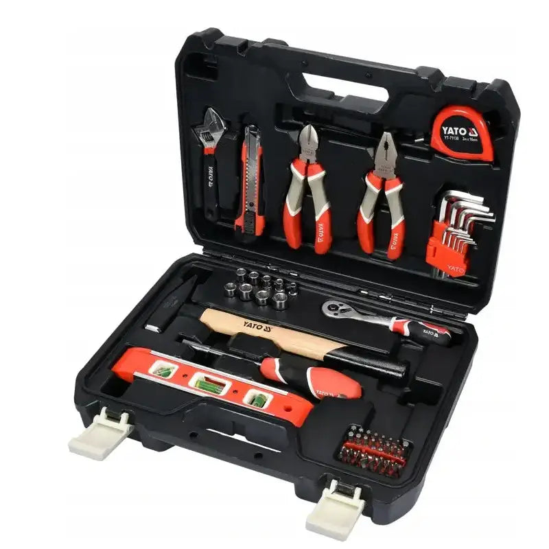 Verktøysett YATO 60 deler, skråvisning av åpen sort koffert med røde og sølv håndverktøy, inklusiv tang og hammer.