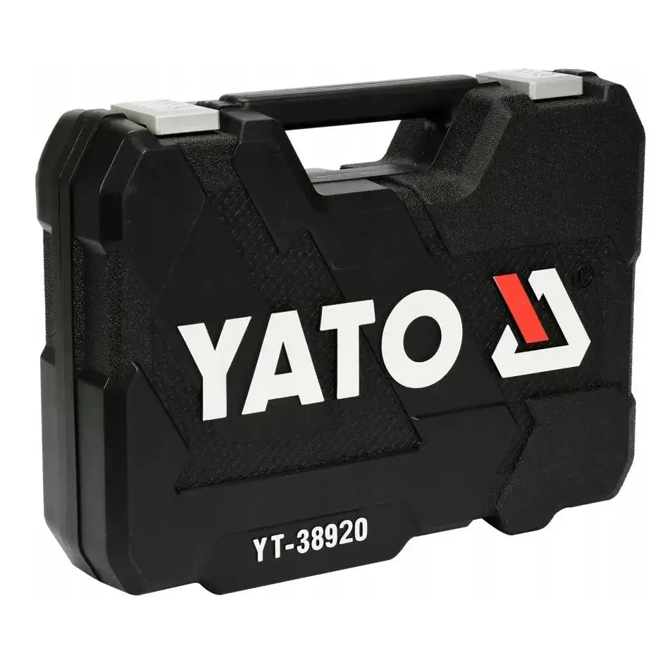 Verktøysett YATO i sort hardplastkoffert, skrå vinkel med synlig logo, bærehåndtak og grå låseklips.