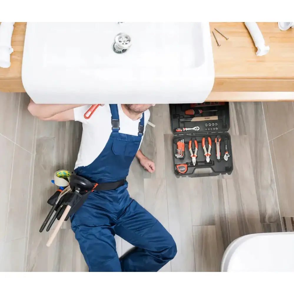 Verktøysett YATO 60 deler i bruk, åpen verktøykasse og belte ved rørlegger under hvit vask.