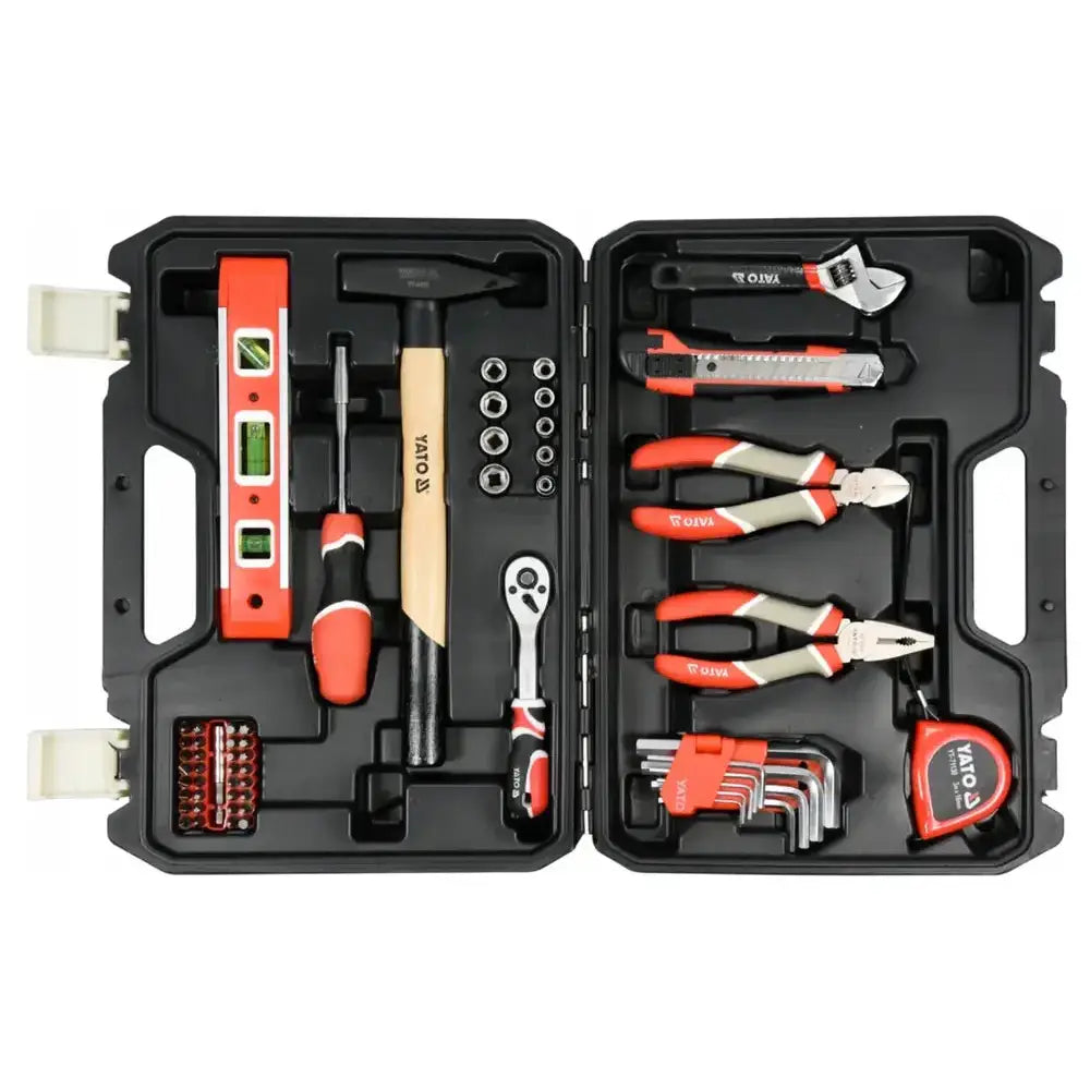 Verktøysett YATO med 60 deler, åpen sort koffert sett ovenfra med håndverktøy i svarte og røde detaljer.