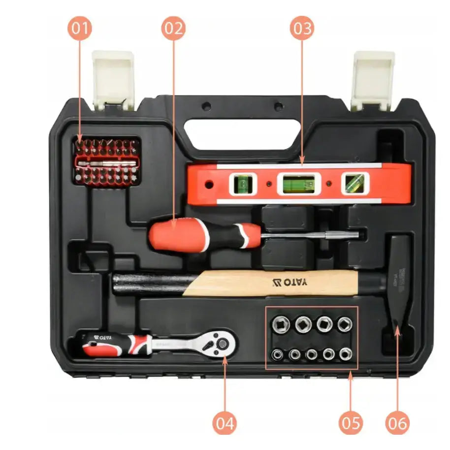 Verktøysett YATO med 60 deler, oversiktsbilde av sort koffert med røde og svarte håndverktøy og oransje vater.