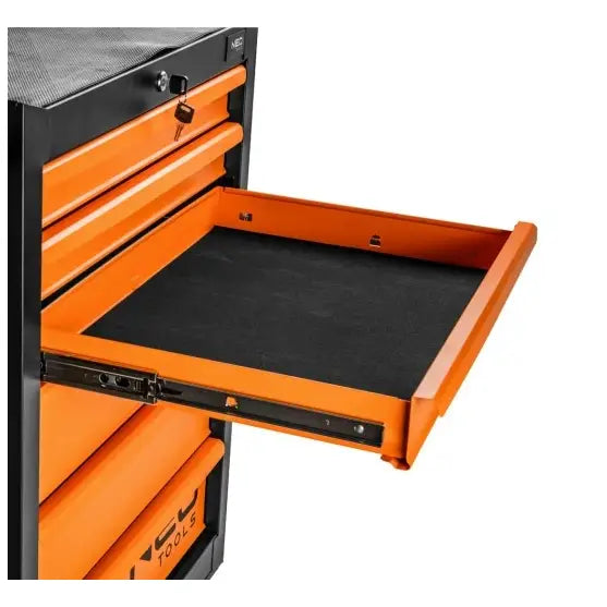 Verktøyskap med oransje og svart metallskuff trukket ut, viser sort matte og solide metalskinner.