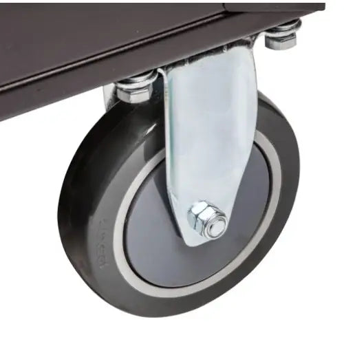 Verktøyskap 7 skuffer, nærbilde av grått plastikkhjul med metallfeste og bolter montert under skapets understell.