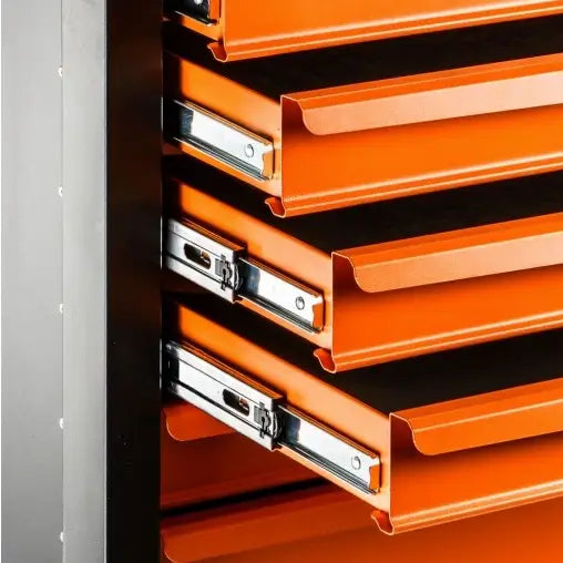 Verktøyskap med fire uttrekkbare oransje skuffer, sidevisning av sølvfargede glideskinner i sort kabinett.