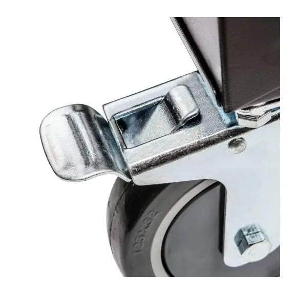 Verktøyskap, detaljert nærbilde av sort og sølvfarget hjul med metallbrems festet til rammen.