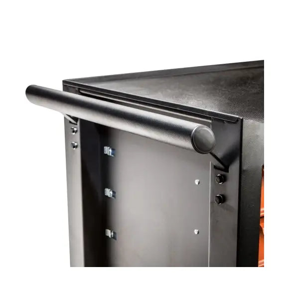 Verktøyskap med syv skuffer, detalj av sort metallhåndtak og synlige skruer på matt sidepanel.