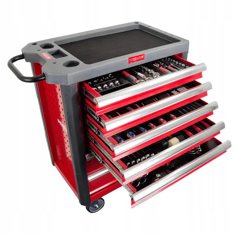 Verktøyskap med sju skuffer, seks åpne og fylt med håndverktøy, store hjul og håndtak sett fra siden.