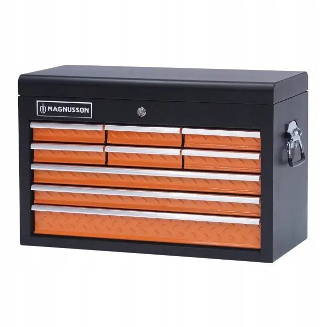 Verktøyskap Magnusson med ni oransje skuffer, sett forfra, sølvhåndtak og låsbar topp i sort metall.