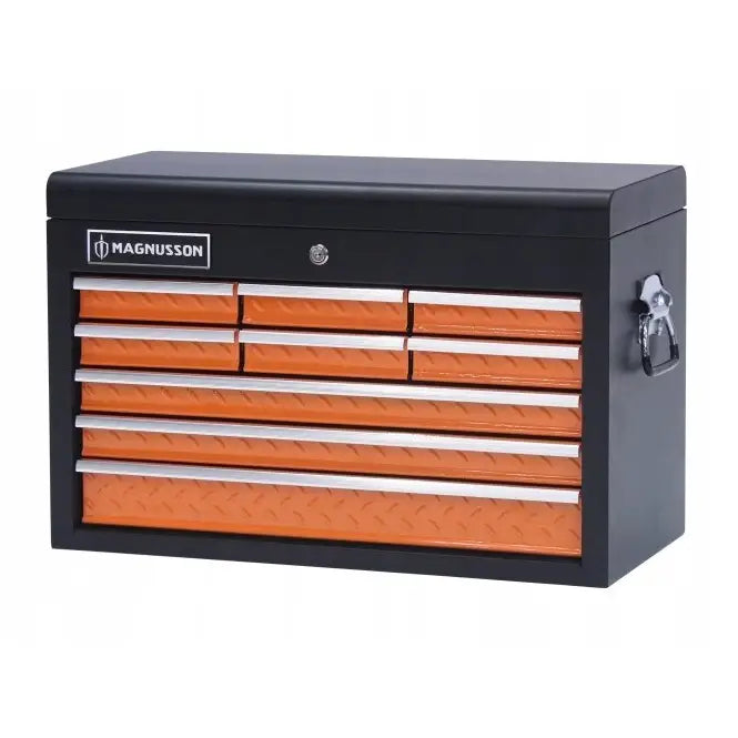 Verktøyskap Magnusson med 9 skuffer, skråvisning som fremhever rillede fronter og solide metallgrep.