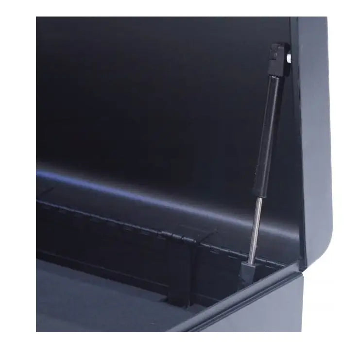 Gassfjær montert inne i lokket på Verktøyskap Magnusson, sort matt metall med rette linjer.