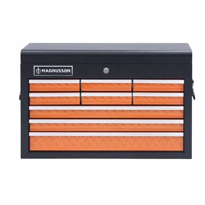 Verktøyskap Magnusson, frontbilde med seks diamantmønstrede skuffer, sort og oransje design, lås og logo øverst.