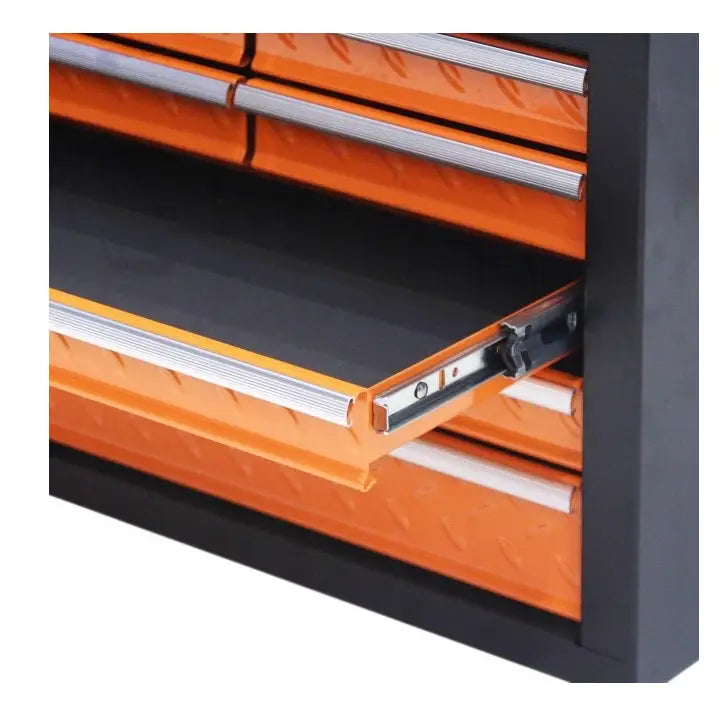 Oransje metallskuff fra Magnusson verktøyskap, delvis åpen med sølvhåndtak og mønstret overflate.