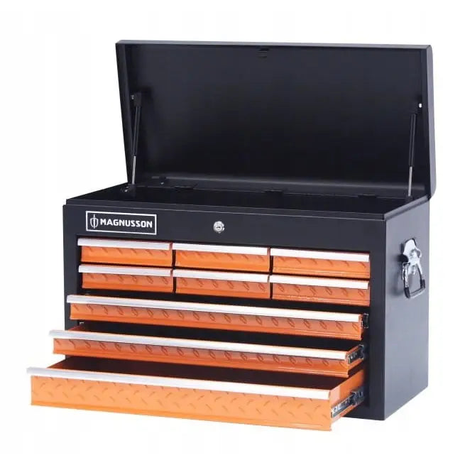 Verktøyskap Magnusson med ni skuffer, åpent lokk og fire uttrekkte skuffer med oransje fronter.