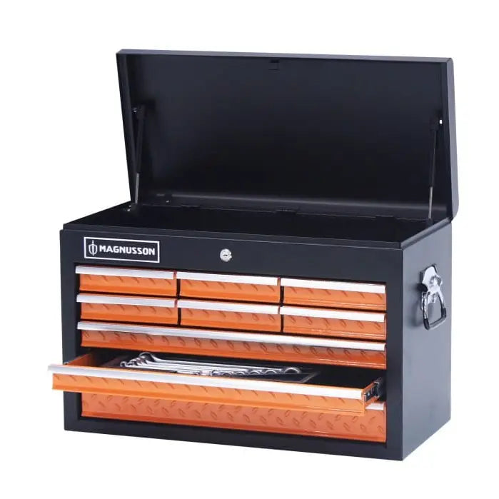 Verktøyskap Magnusson med 9 skuffer, åpent lokk og en skuff trukket ut med synlig håndverktøy.