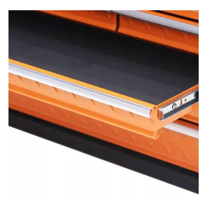 Oransje Magnusson verktøyskap, halvåpen skuff med sølvhåndtak og diamantmønstret front, sett skrått.