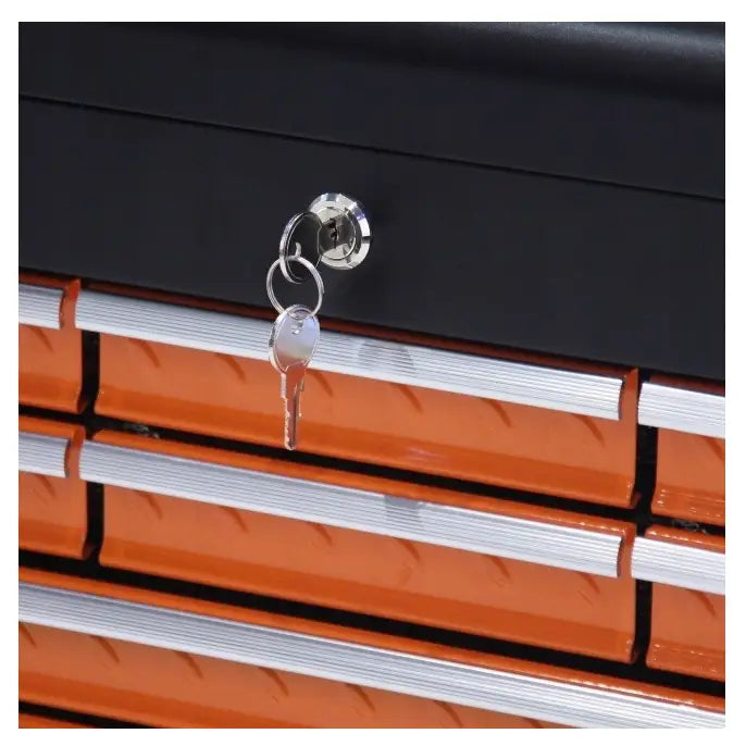 Verktøyskap Magnusson, nærbilde av låst oransje og svart skuff med riflete håndtak og sølvnøkkel i låsen.