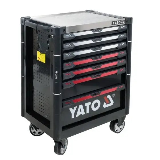 Verktøyskap fra Yato, skrå vinkel som fremhever seks skuffer, røde detaljer og synlig logo foran.