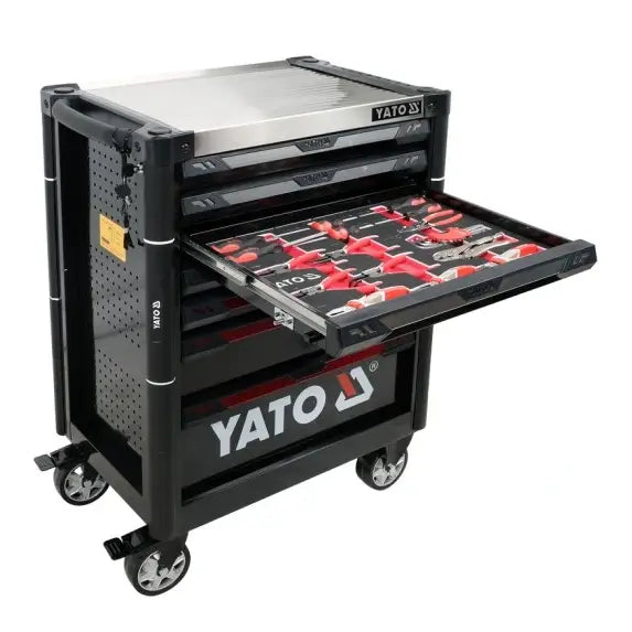 Verktøyskap fra Yato med delvis åpen skuff, organiserte røde håndverktøy og tydelig logo på siden.