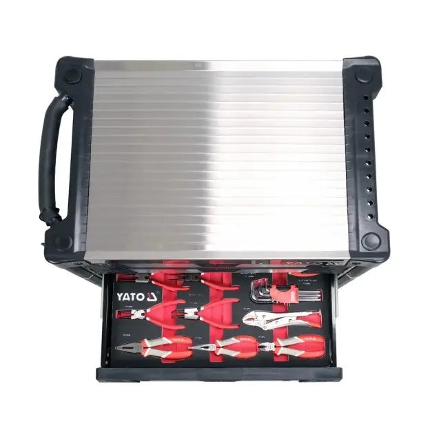 Verktøyskap med 157 verktøy, toppbilde med åpen skuff og røde håndverktøy i sortert oppsett.