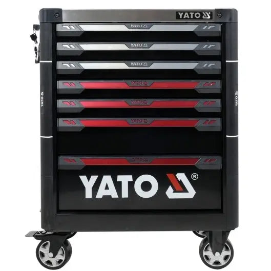 Verktøyskap med 157 verktøy fra Yato, frontbilde som viser syv skuffer, hjul og tydelig Yato-logo.