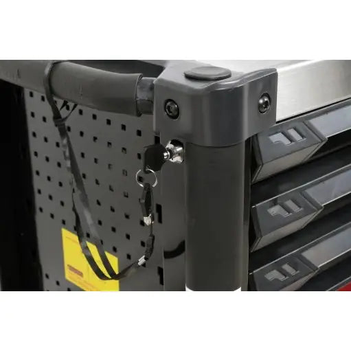 Verktøyskap med 157 verktøy, nærbilde av side med tre åpne skuffer, solid håndtak, hullplate og festestropp.