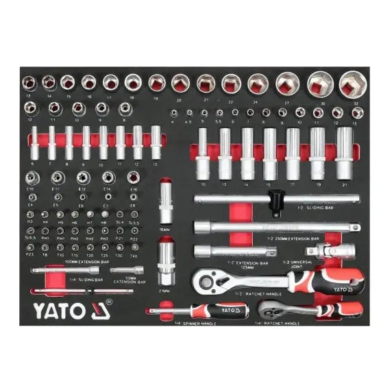 Verktøyskap med 157 verktøy, oversikt over pipenøkler, bits og håndtak i sort innlegg sett ovenfra.