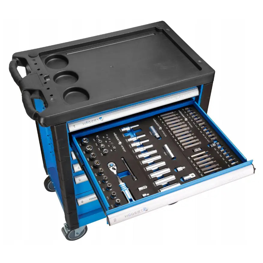 Verktøyskap med 171 deler, skrå oversikt med åpen skuff som viser sortert bits- og pipesett, hjul og håndtak.