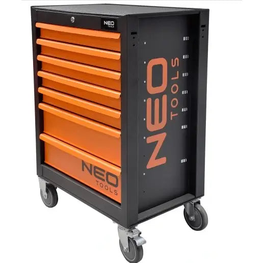 Verktøyskap med seks skuffer, sort og oransje design, synlig NEO Tools-logo, store hjul, sett fra skrå vinkel.
