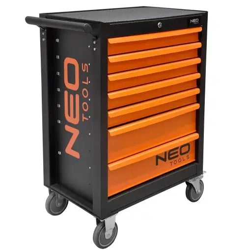 Verktøyskap i sort og oransje stål med sju skuffer, store hjul og NEO TOOLS-logo, sett fra siden.