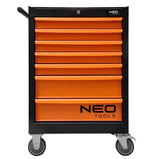 Verktøyskap med seks skuffer, sort og oransje metallvogn sett forfra med håndtak, syv skuffer og fire hjul.