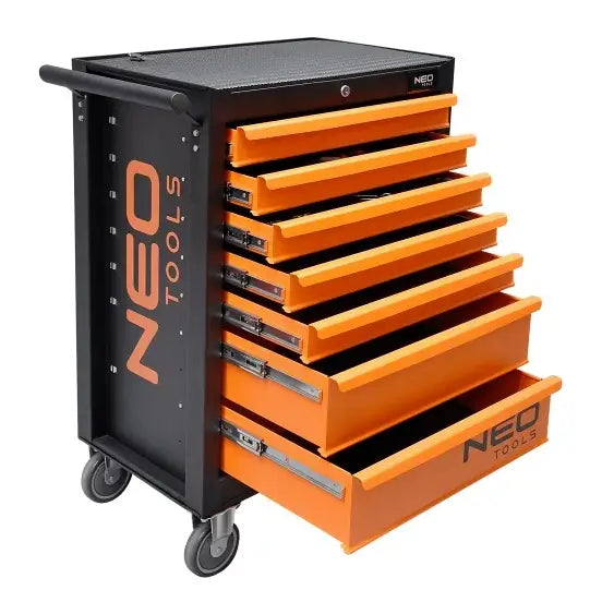 Verktøyskap med seks åpne skuffer, svart og oransje metall, store hjul og NEO TOOLS-logo fra skrå vinkel.