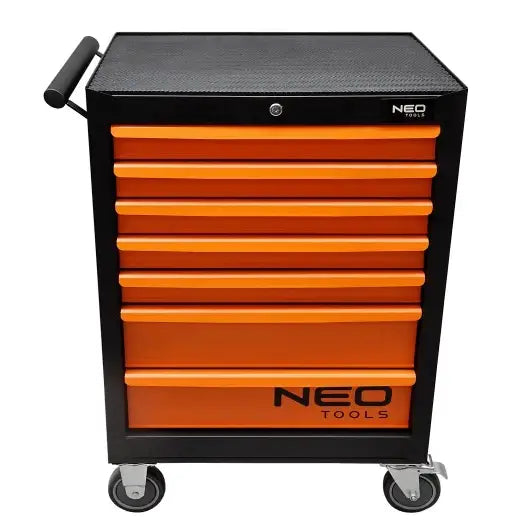 Verktøyskap i oransje og svart metall med syv skuffer, låsbar topp og hjul, frontvisning.