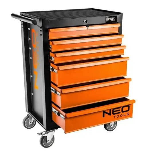 Verktøyskap med 6 skuffer, oransje og sort vogn i metall, skrå vinkel med åpen skuff og solide hjul.