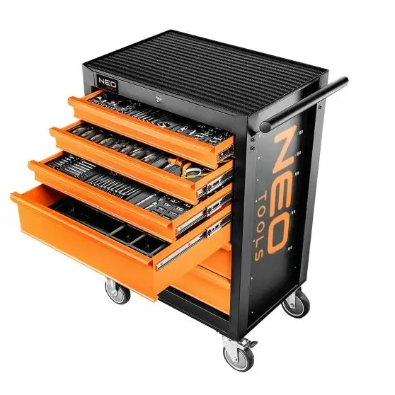 Verktøyskap med 6 skuffer, svart og oransje, fire åpne skuffer med verktøy, store hjul og håndtak.