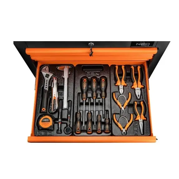 Verktøyskap med seks skuffer, nærbilde av åpen skuff med sortert håndverktøy og oransje detaljer.