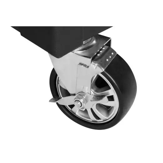 Verktøyskap Pro Neo Tools, nærbilde av svingbart hjul med brems i metall og sort gummi.