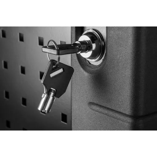 Verktøyskap Pro Neo Tools, detalj av nøkkel i blank lås på sort skap med rutemønstret bakpanel.