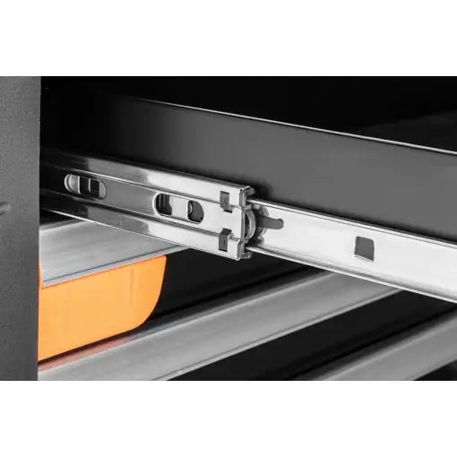 Metallskinne for skuffeuttrekk på Verktøyskap Pro Neo Tools, nærbilde med oransje skuff under.