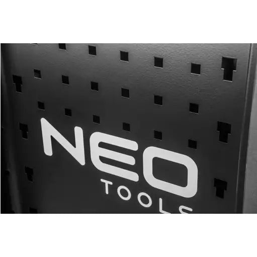 Sort metallplate med firkantede hull og stor hvit NEO TOOLS-logo, sett på skrå motlys.