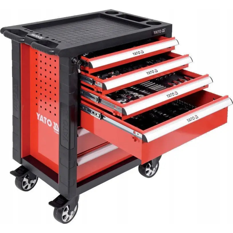 Verktøyskap på hjul i rød metall, fire åpne skuffer fylt med verktøy, sett fra siden med store hjul.