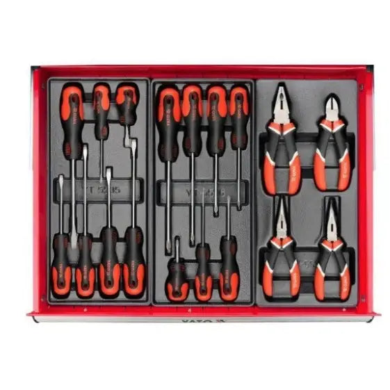 Verktøyskap på hjul, oversiktsbilde av formtilpasset skuff med sort og rødt verktøysett, skrutrekkere og tenger.