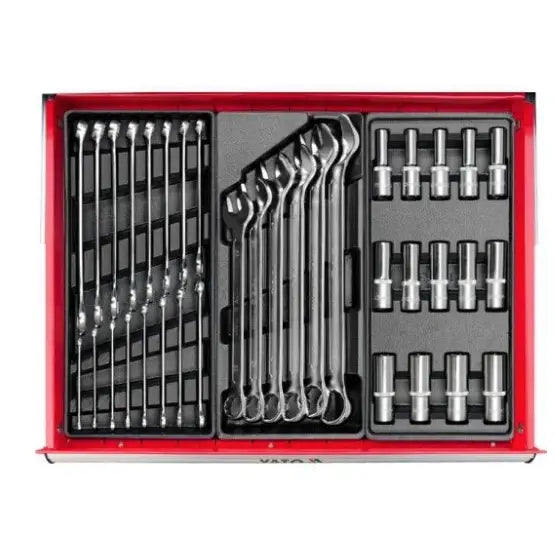 Verktøyskap på hjul, oversiktsbilde av skuff med polerte fastnøkler og pipehoder i svart innlegg.