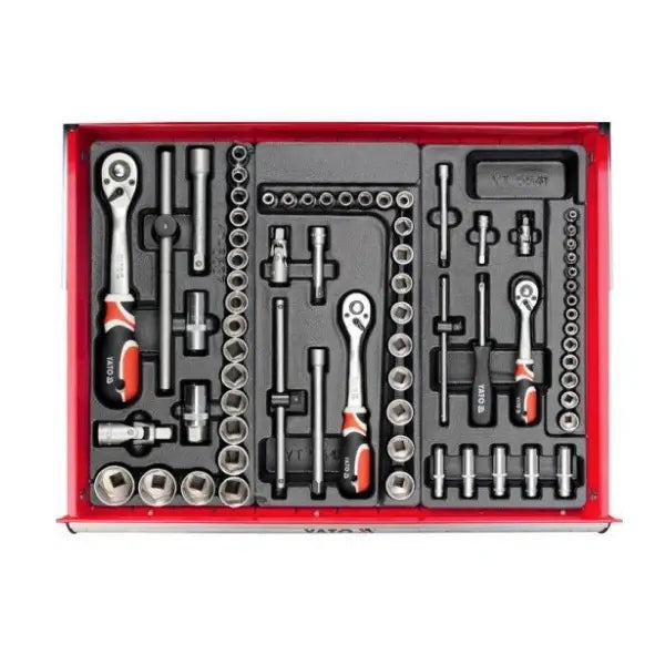 Verktøyskap på hjul, oversiktsbilde av sort og rødt verktøysett med pipenøkler og skrallehåndtak i skuminnsats.