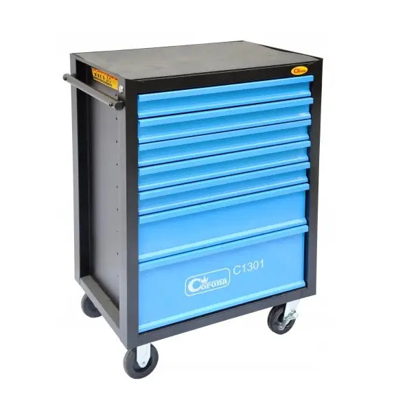 Verktøyskap Richmann med syv blå skuffer, sett skrått forfra med synlige hjul og sidehåndtak.